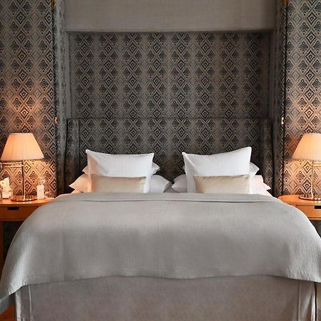 Hotel Diplomat Стокгольм Екстер'єр фото A bed with a headboard