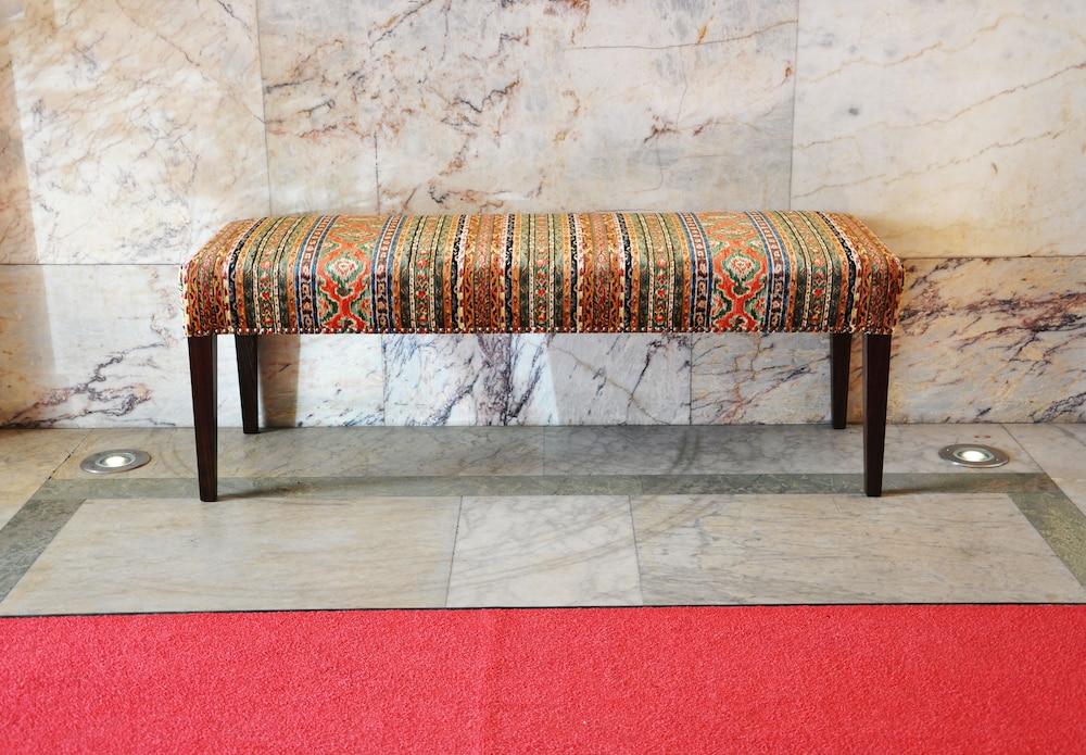 Hotel Diplomat Стокгольм Екстер'єр фото A bench in the lobby of the National Museum of the United States Army