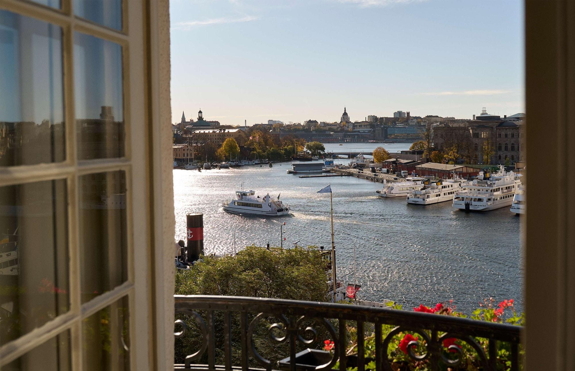 Hotel Diplomat Стокгольм Екстер'єр фото View of the River Thames from the window of the hotel
