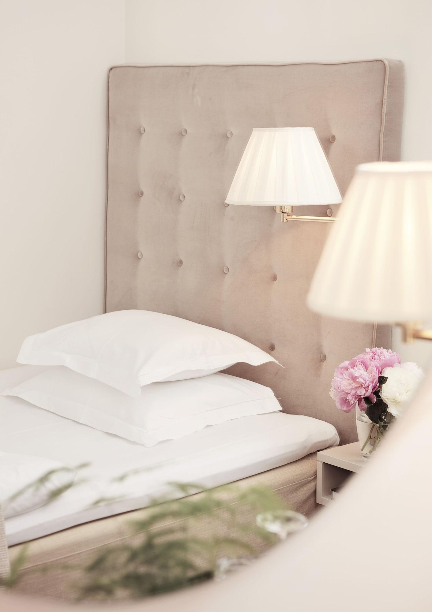Hotel Diplomat Стокгольм Екстер'єр фото A bed with a headboard