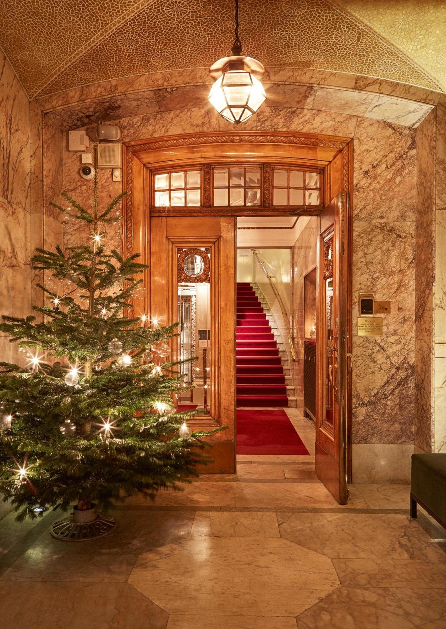 Hotel Diplomat Стокгольм Екстер'єр фото Entrance to the hotel