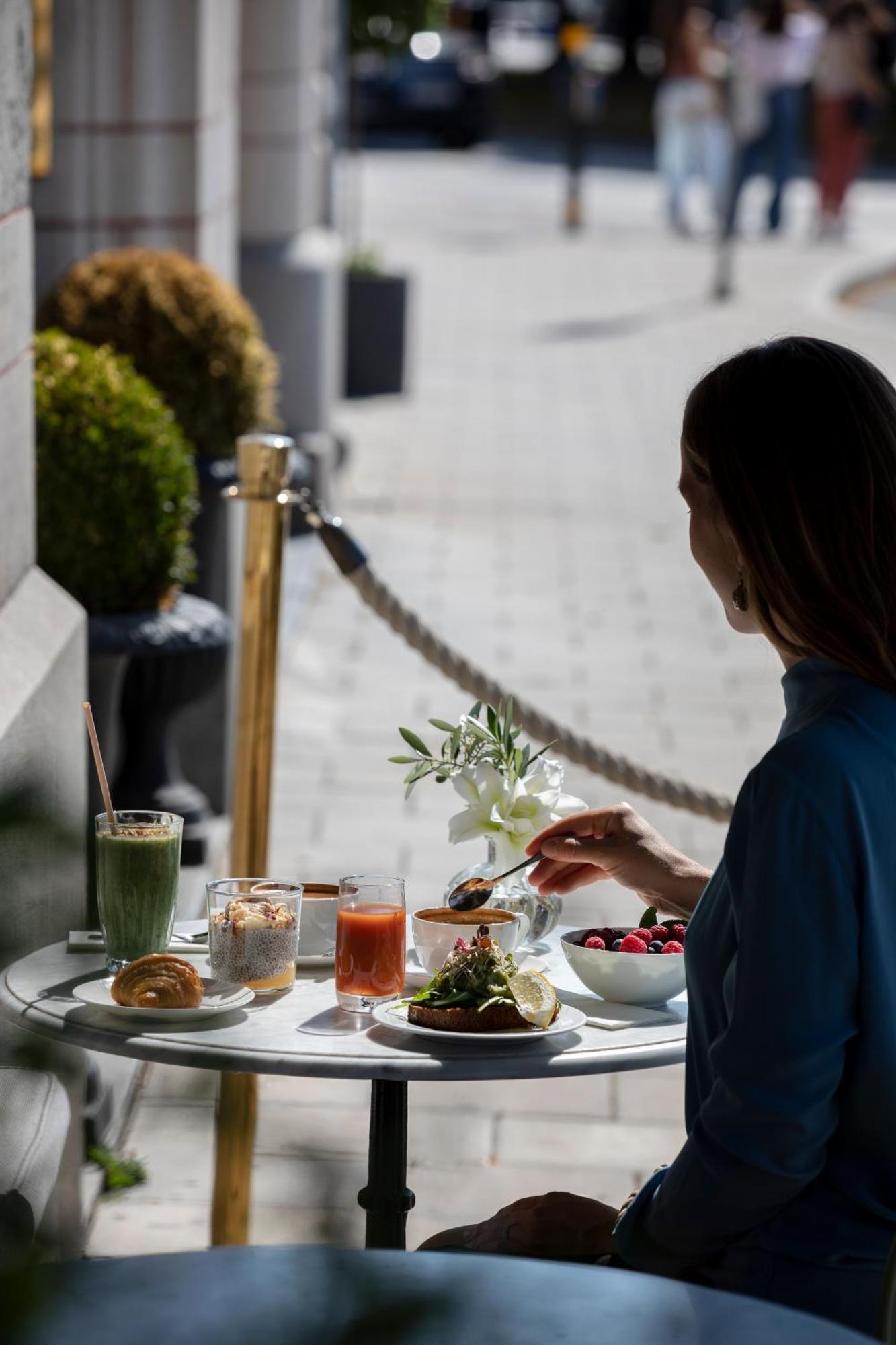 Hotel Diplomat Стокгольм Екстер'єр фото A woman tasting a smoothie