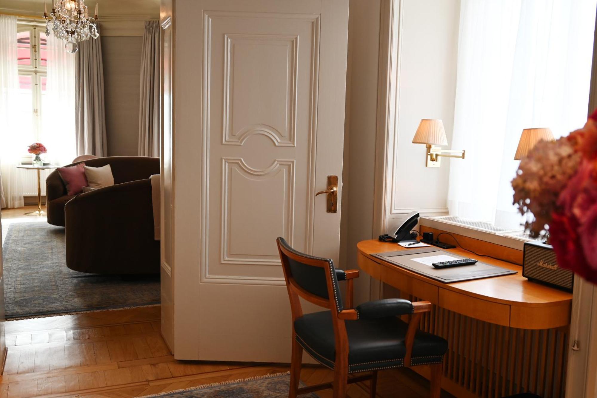 Hotel Diplomat Стокгольм Екстер'єр фото A door in a hotel room