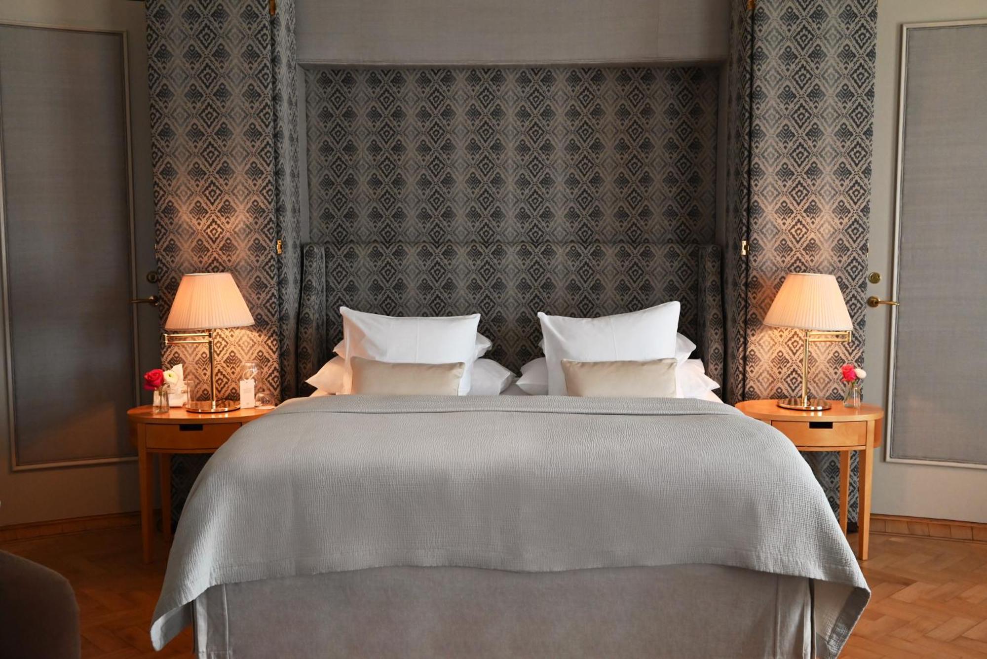 Hotel Diplomat Стокгольм Екстер'єр фото A bed with a headboard